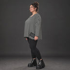 Langarmshirt in Schwarz/Weiß mit kastigem Schnitt und V-Ausschnitt aus Stretchjersey