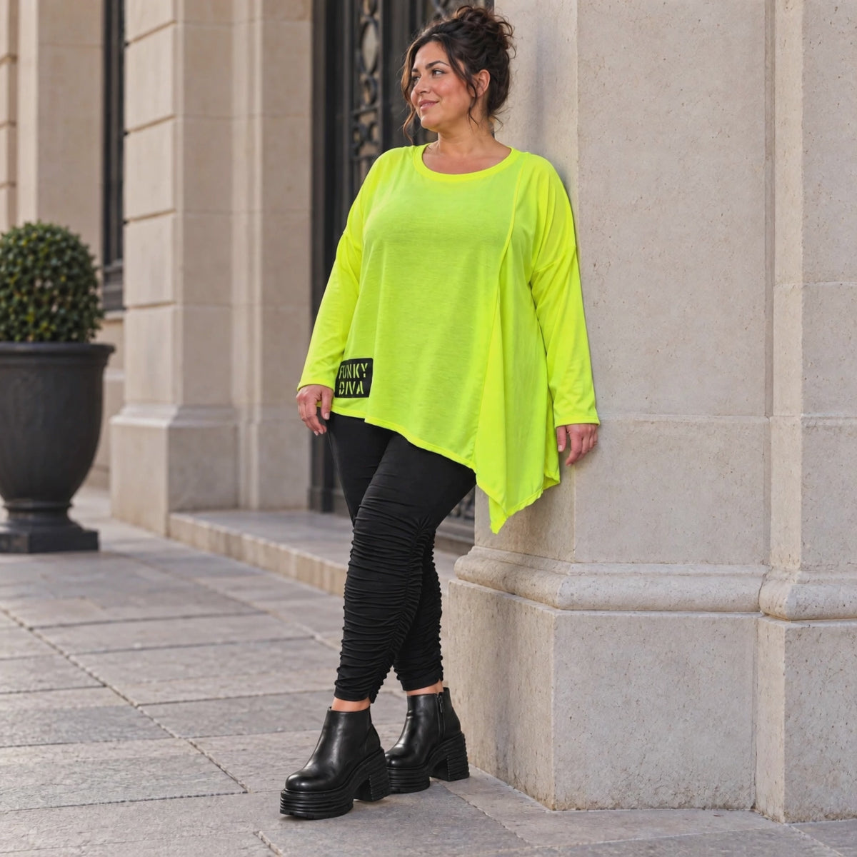 Langarmshirt in Neongelb mit asymmetrischem Zipfelsaum aus weichem Stretchjersey