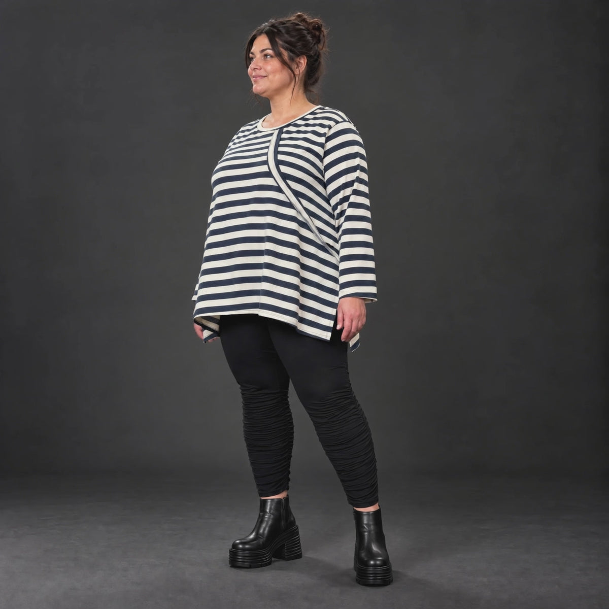 Langarmshirt in Creme/Dunkelblau mit A-Linie aus weichem Stretchjersey und Schlitzen