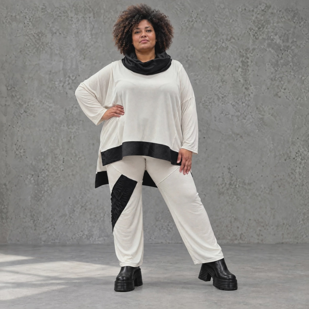 Creme Jerseyhose gerade mit Stretchkomfort Elastikbund Taftdetails und Overlocknähten