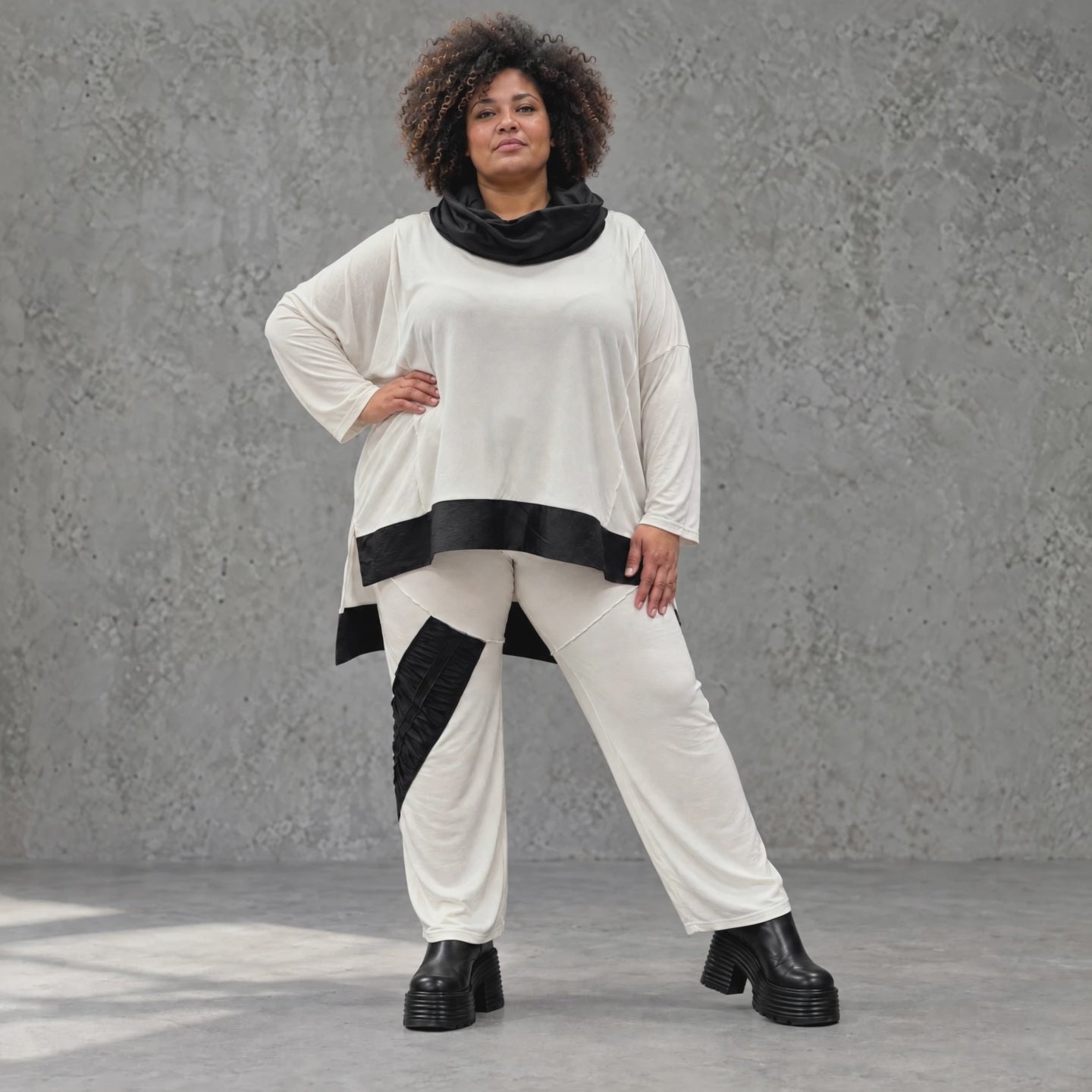 Creme Jerseyhose gerade mit Stretchkomfort Elastikbund Taftdetails und Overlocknähten