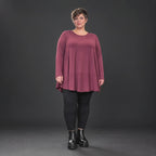 Bequemes Langarmshirt in sattem Bordeaux aus weichem Modal Stretch mit gerundeter Form