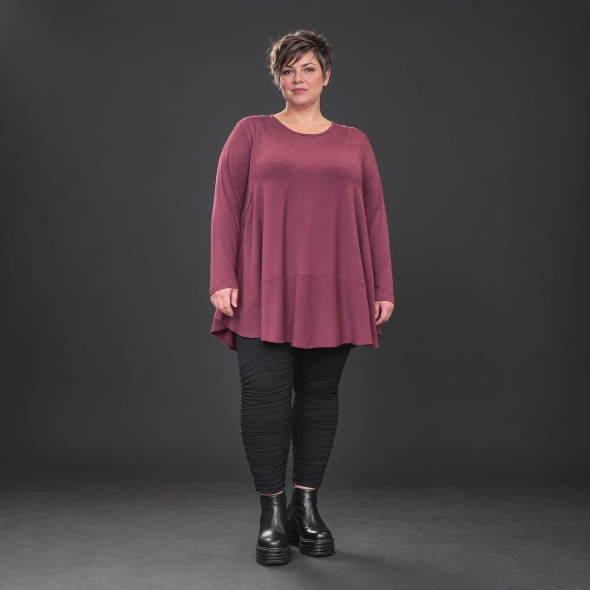 Bequemes Langarmshirt in sattem Bordeaux aus weichem Modal Stretch mit gerundeter Form