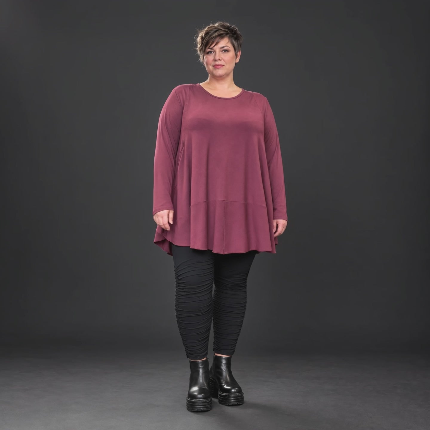 Bequemes Langarmshirt in sattem Bordeaux aus weichem Modal Stretch mit gerundeter Form