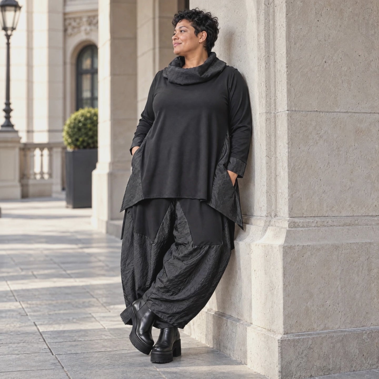 Weite Tiefschritt-Ballonhose mit Taftdetails und Stretchbund in Schwarz