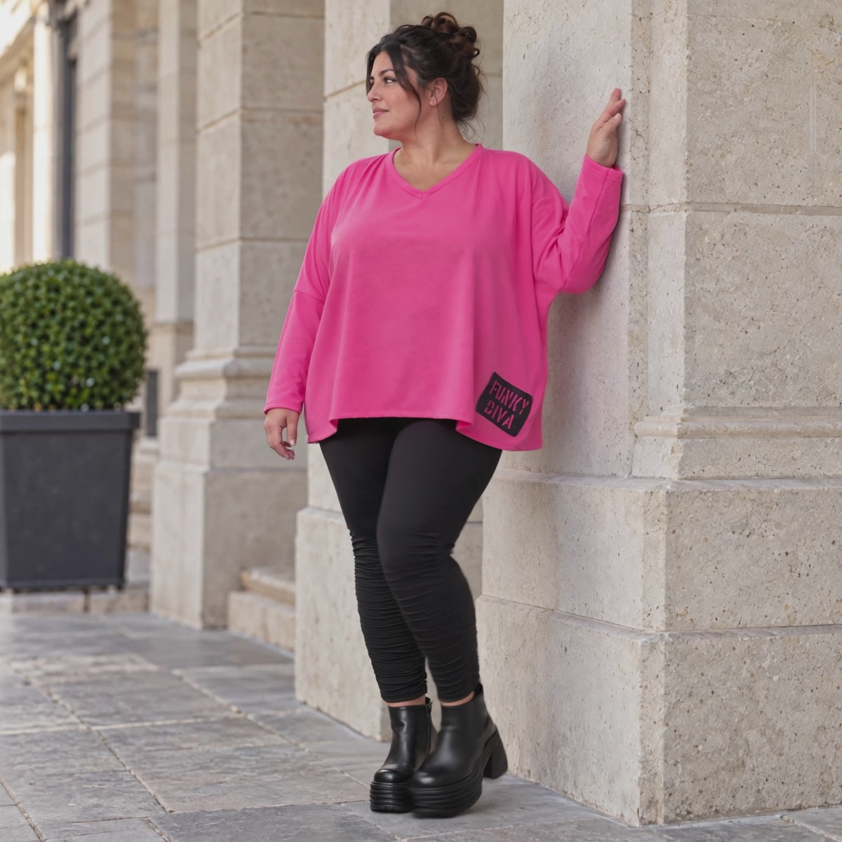 Langarmshirt in Pink aus weichem Stretchjersey mit V-Ausschnitt und kastiger Silhouette