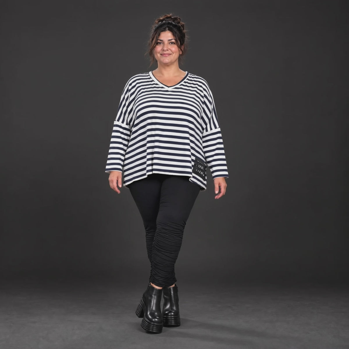 Langarmshirt in Dunkelblau/Weiß aus weichem Jersey mit V-Ausschnitt und kastiger Passform