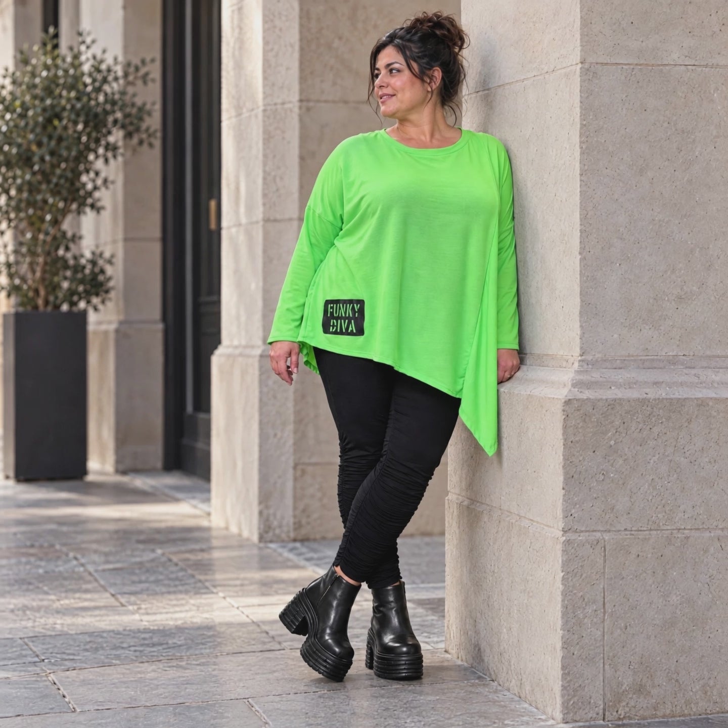 Langarmshirt in frischem Grün mit asymmetrischem Zipfelsaum aus weichem Stretchjersey