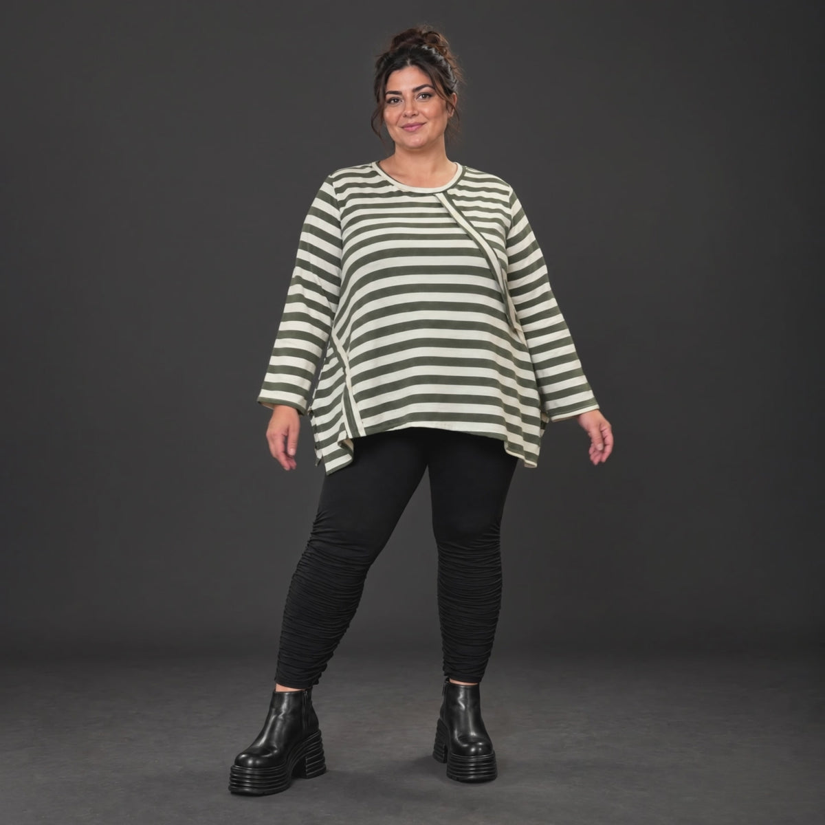 Langarmshirt in Creme/Dunkelgrün mit A-Linie aus warmem Stretchjersey und Faltennahtmuster