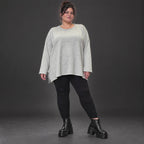 Kuscheliges Feinstrickshirt in Grau/Schwarz Melange mit fließender A-Linie aus Italien