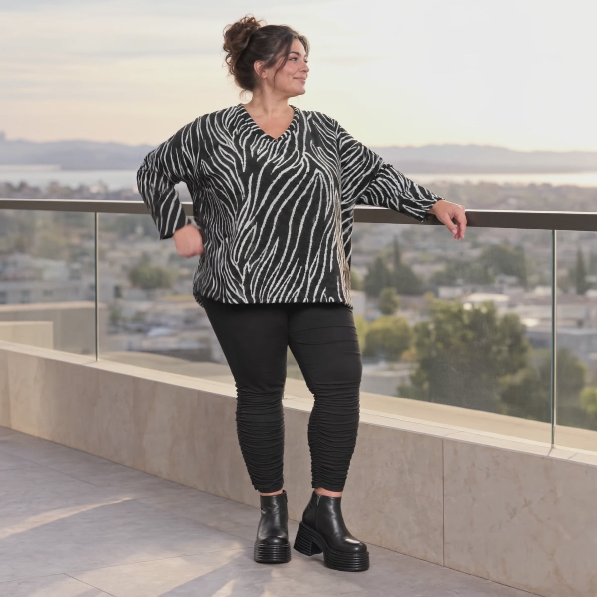 Flauschiges Feinstrickshirt aus Italien mit V-Ausschnitt in Schwarz/Weiß gemustert