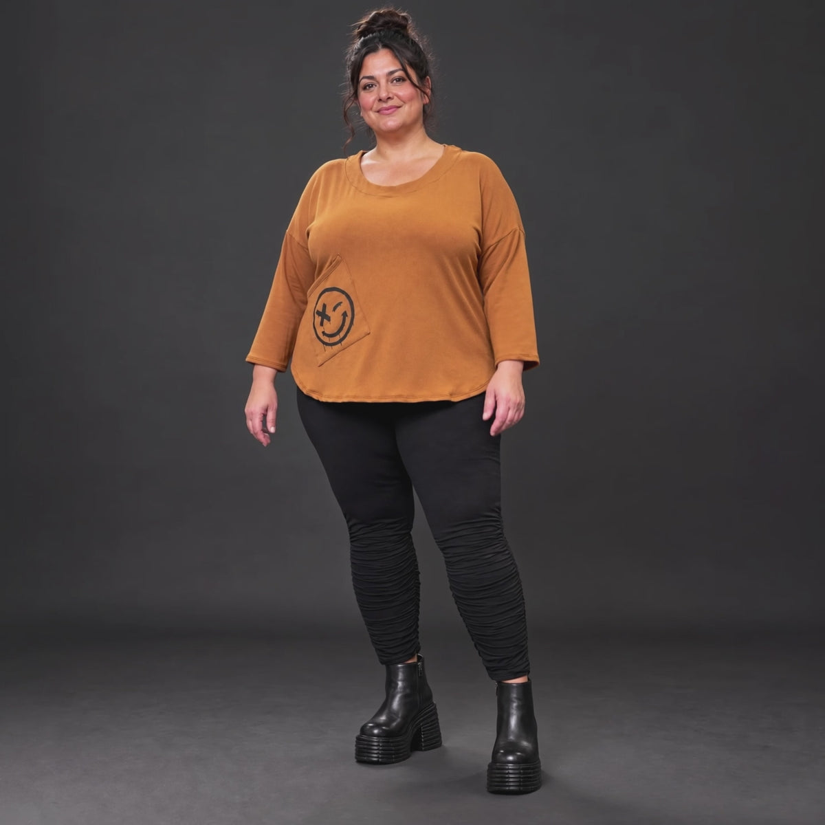 Shirt aus weichem Stretchjersey in Braun mit Rundhalsausschnitt und gerundeter Schnittform