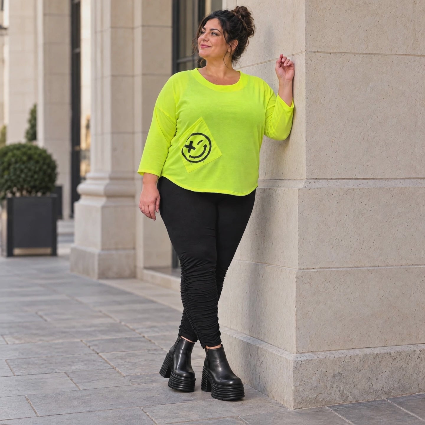 Neongelbes Shirt aus weichem Baumwolljersey mit Rundhalsausschnitt 7/8-Arm und Taschen
