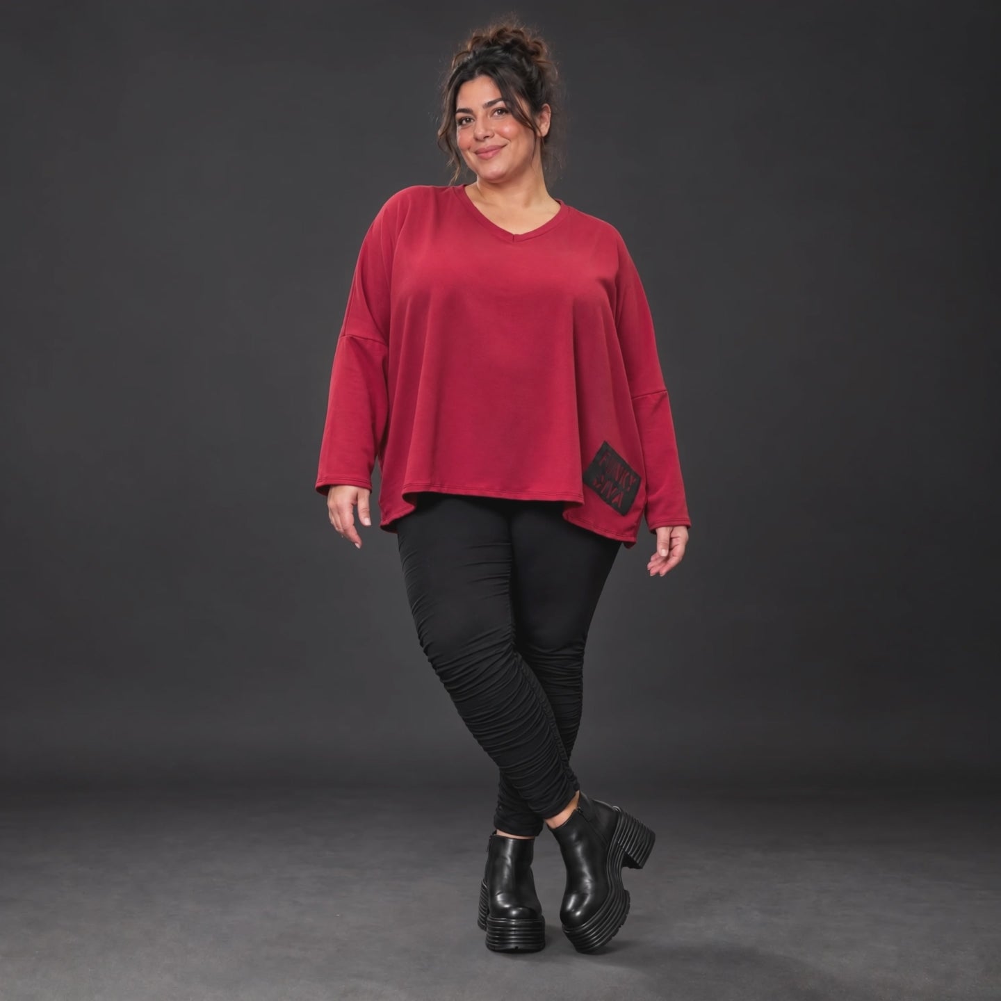 Rotes Langarmshirt aus weichem Stretchjersey mit V-Ausschnitt und kastiger Passform