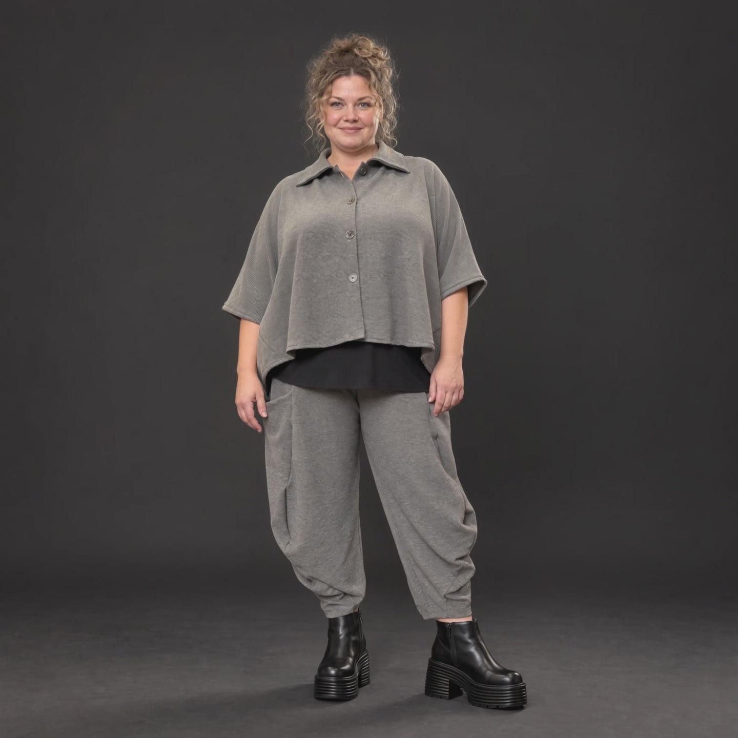 Hemdbluse in Dunkelgrau aus Ribbstoff mit Stretch und Hemdkragen im gerundeten Schnitt