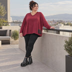 Kuscheliges Feinstrickshirt in Rot/Weiß mit V-Ausschnitt und kastiger Form für Wintertage