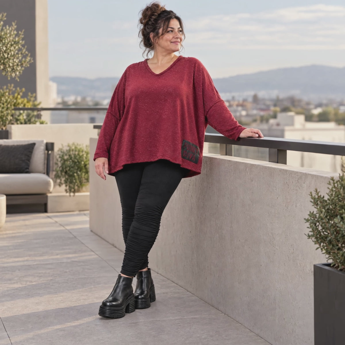Kuscheliges Feinstrickshirt in Rot/Weiß mit V-Ausschnitt und kastiger Form für Wintertage