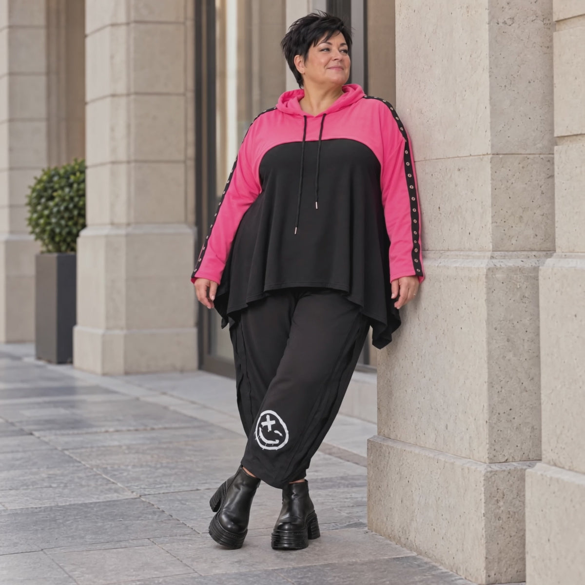 Kuscheliger Überwurf in Pink mit Kapuze und Tunnelzug aus warmem Stretchjersey aus Italien