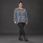 Weiches Langarmshirt aus flauschigem Feinstrick in Marineblau/Grau mit fließender A-Linie