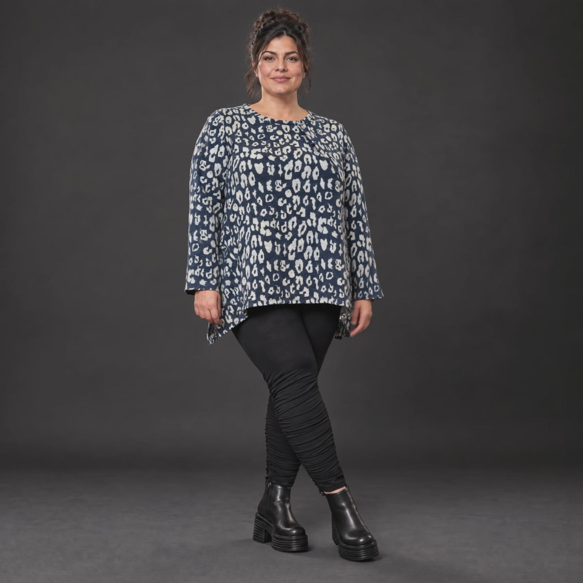 Weiches Langarmshirt aus flauschigem Feinstrick in Marineblau/Grau mit fließender A-Linie