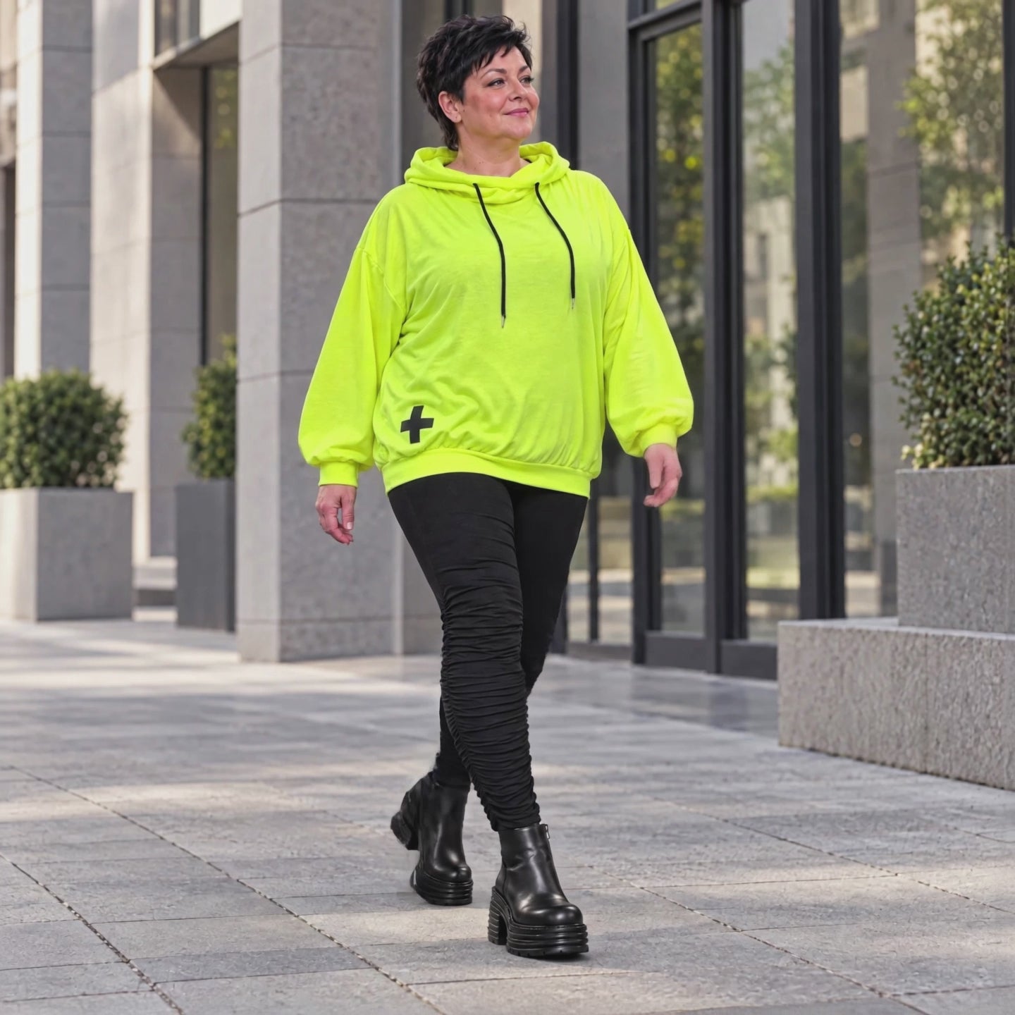 Hoody in Neongelb aus weichem Stretchjersey aus Italien mit Kapuze und gerader Passform