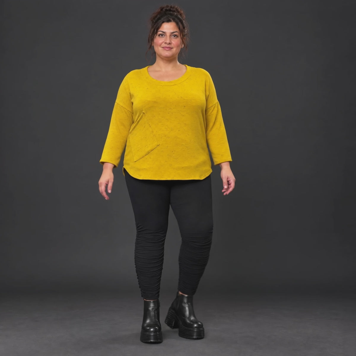 Flauschiges Feinstrickshirt in sonnigem Gelb mit Rundhals und aufgesetzten Taschen