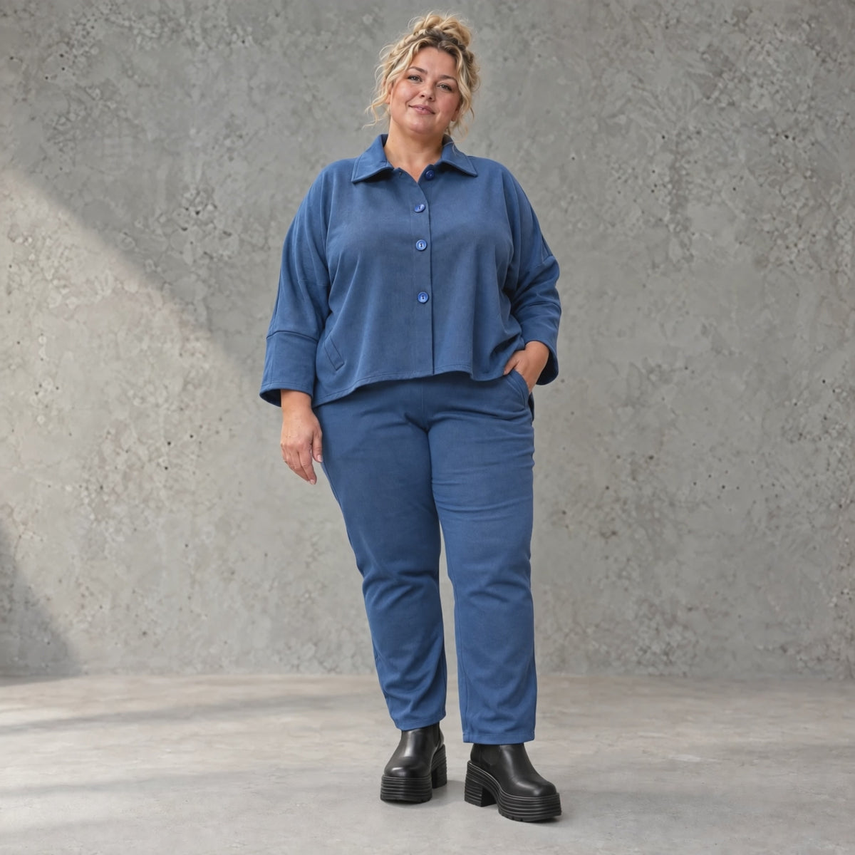 Karottenhose aus jeansblauem Stretchdenim mit Dehnbund in weicher Baumwollqualität