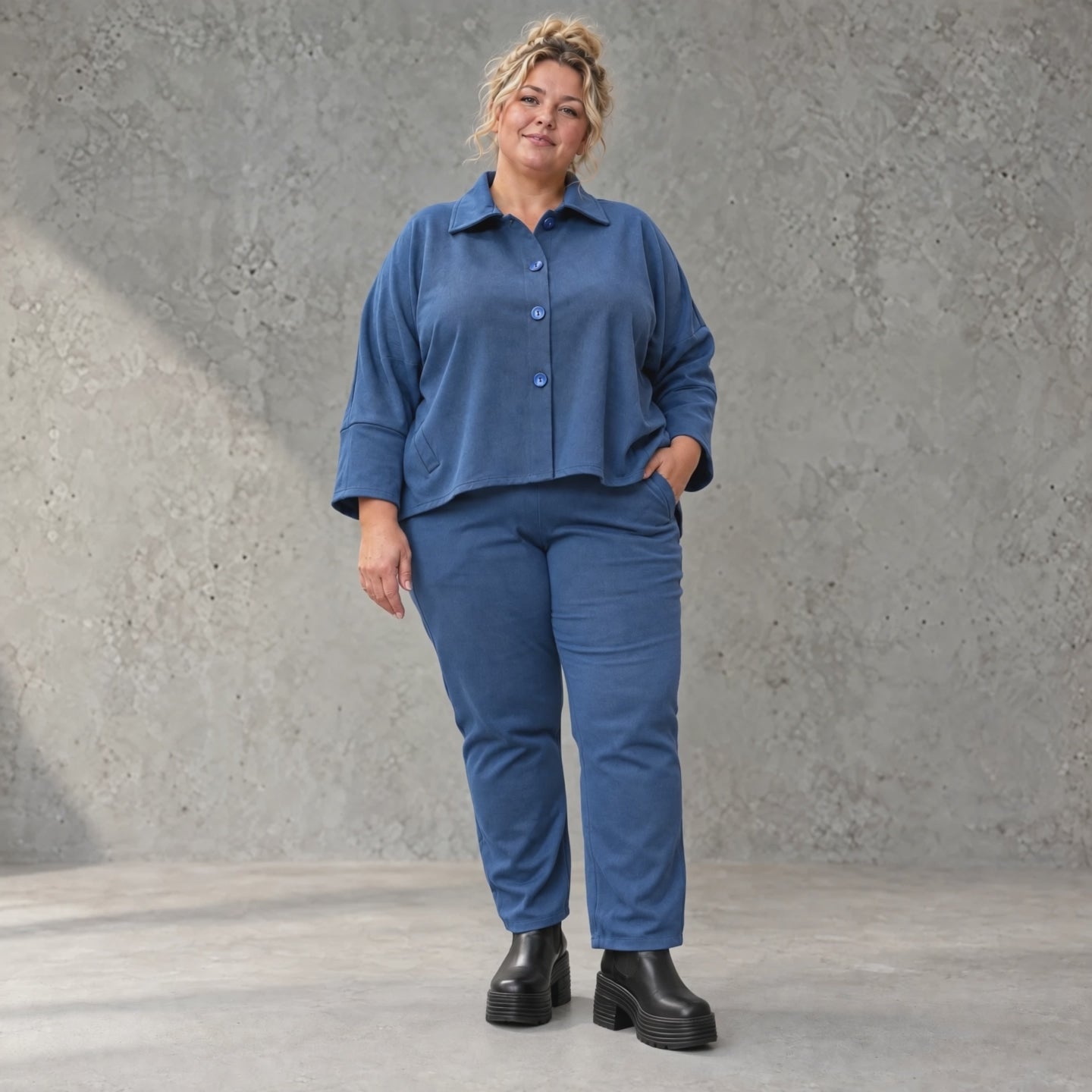 Karottenhose aus jeansblauem Stretchdenim mit Dehnbund in weicher Baumwollqualität