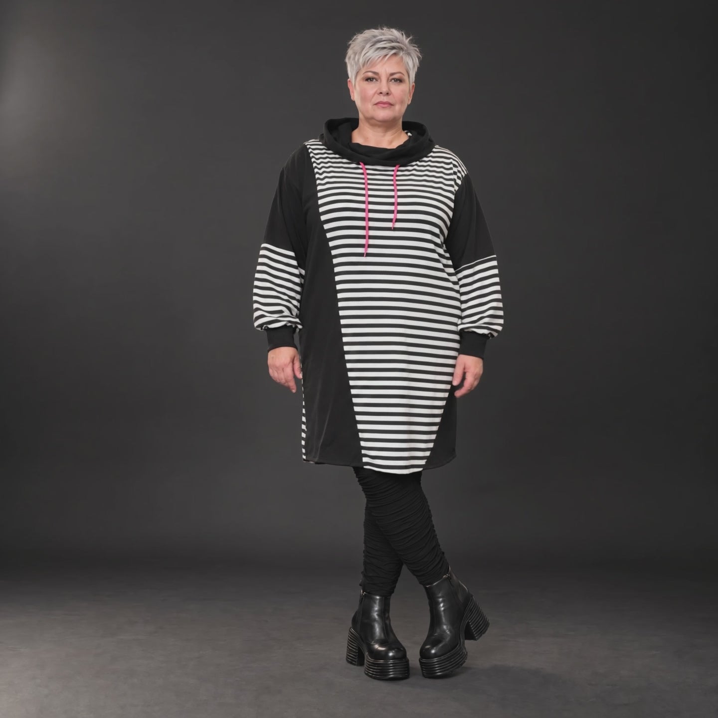 Gestreiftes Winterkleid aus Stretchjersey in Schwarz/Weiß/Pink mit Rollkragen und Kapuze