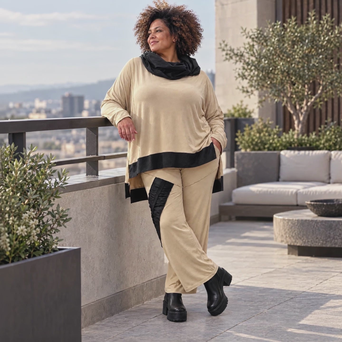 Rollkragenshirt aus Viskosejersey mit Taftdetail asymmetrisch vorne kurz hinten lang