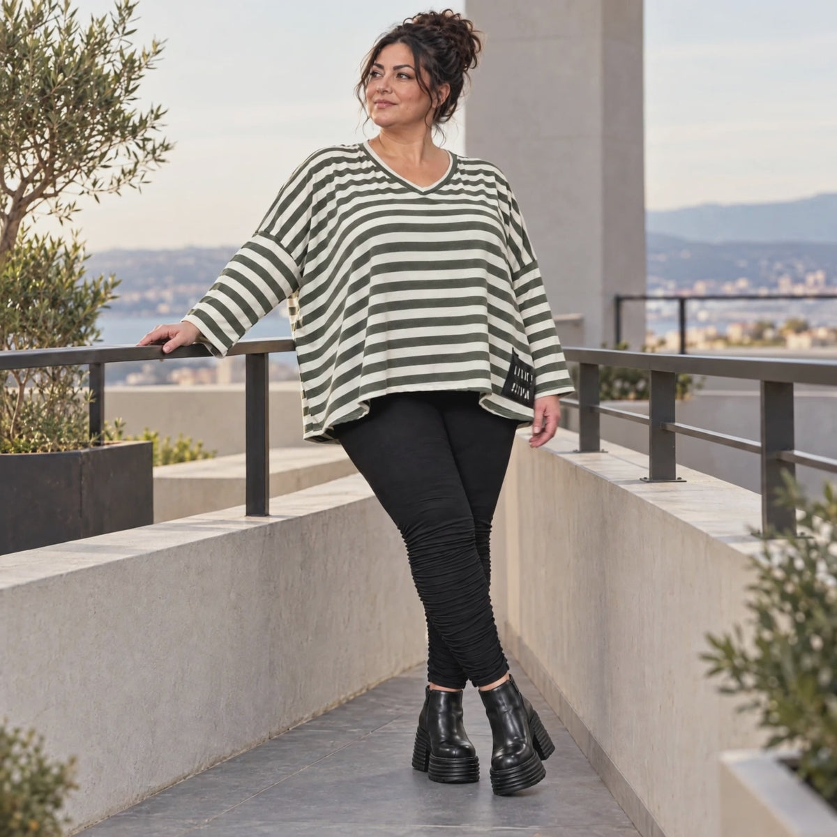 Kastiges Langarmshirt in Creme/Dunkelgrün aus weichem Stretchjersey mit V-Ausschnitt