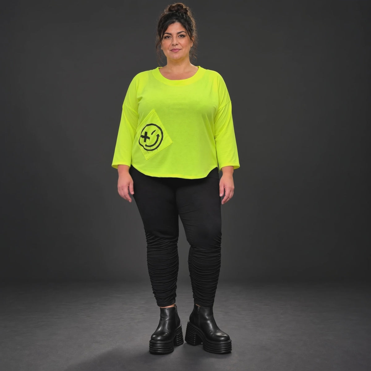 Neongelbes Shirt aus weichem Baumwolljersey mit Rundhalsausschnitt 7/8-Arm und Taschen