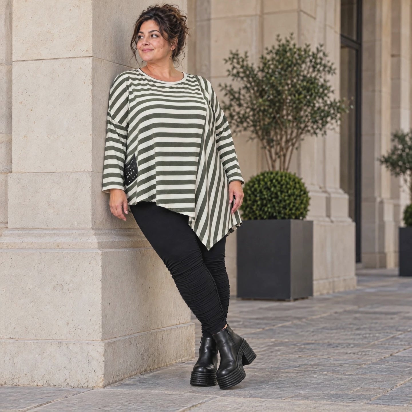 Langarmshirt in Creme/Dunkelgrün mit asymmetrischem Zipfelsaum aus weichem Stretchjersey