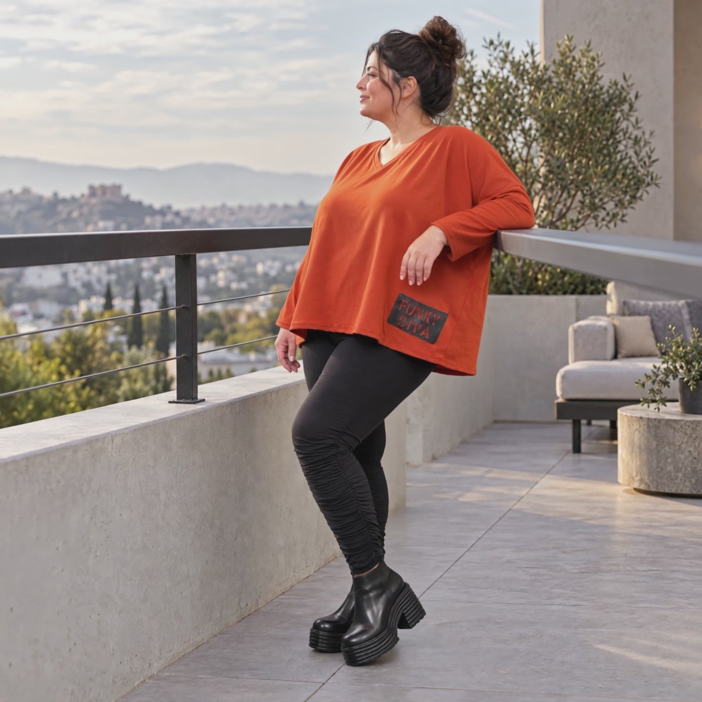 Langarmshirt in Orange aus weichem Stretchjersey mit V-Ausschnitt und kastiger Passform
