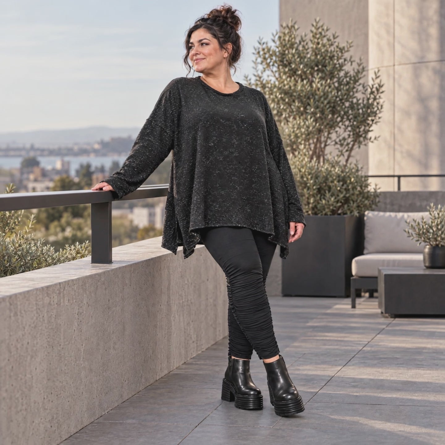 Feinstrickshirt in Schwarz/Weiß meliert mit fließender A-Linie und Seitenschlitzen am Saum