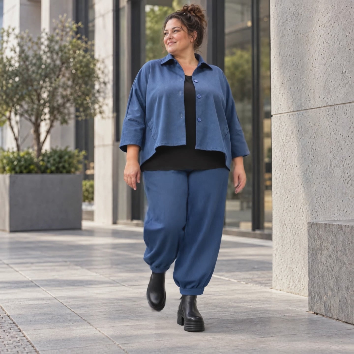 Ballonhose aus Stretchdenim mit Schlupfbund Seitentaschen und lässiger Ballonform