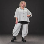 Graue Ballonhose aus weichem Rippmaterial mit elastischem Bund und aufgesetzten Taschen