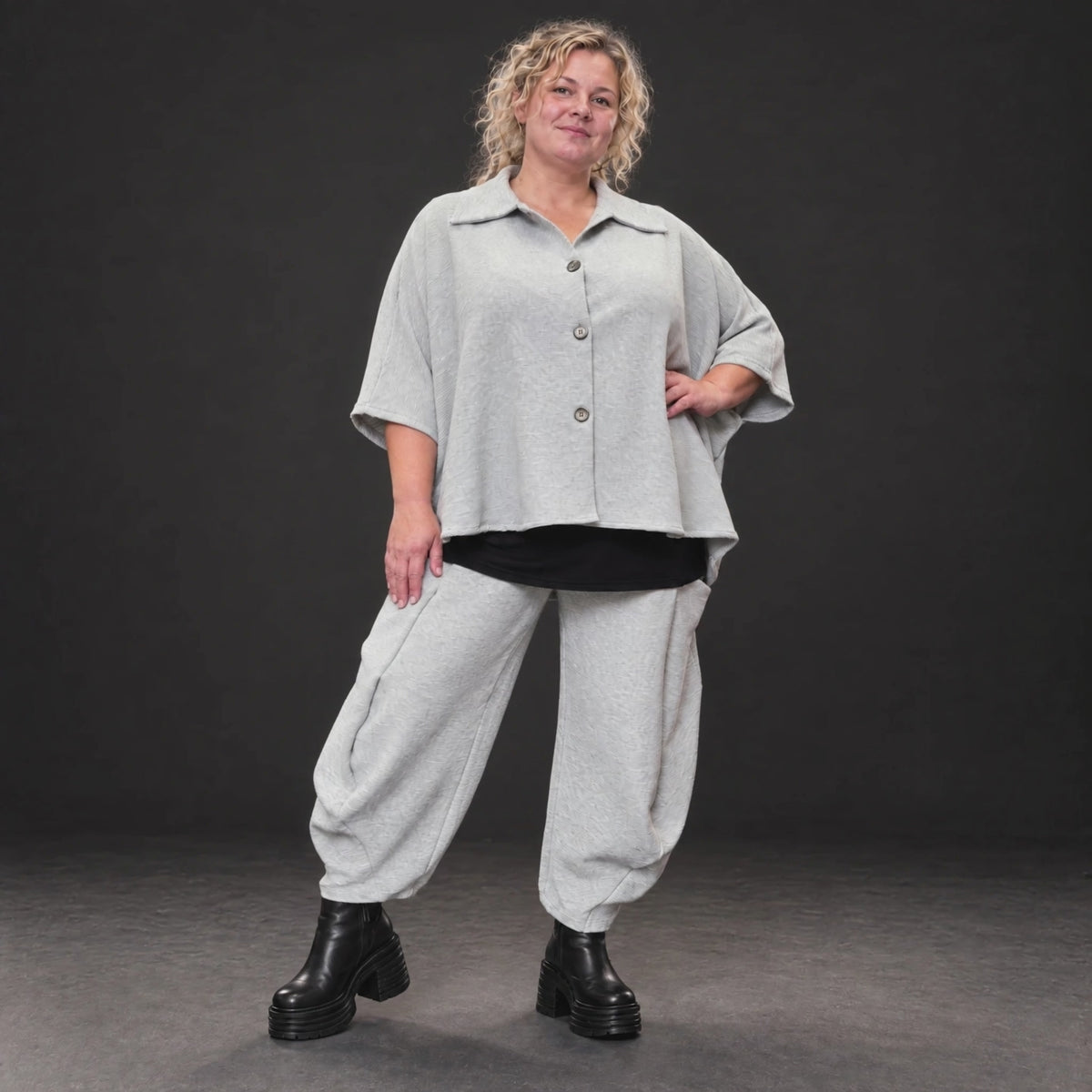 Graue Ballonhose aus weichem Rippmaterial mit elastischem Bund und aufgesetzten Taschen