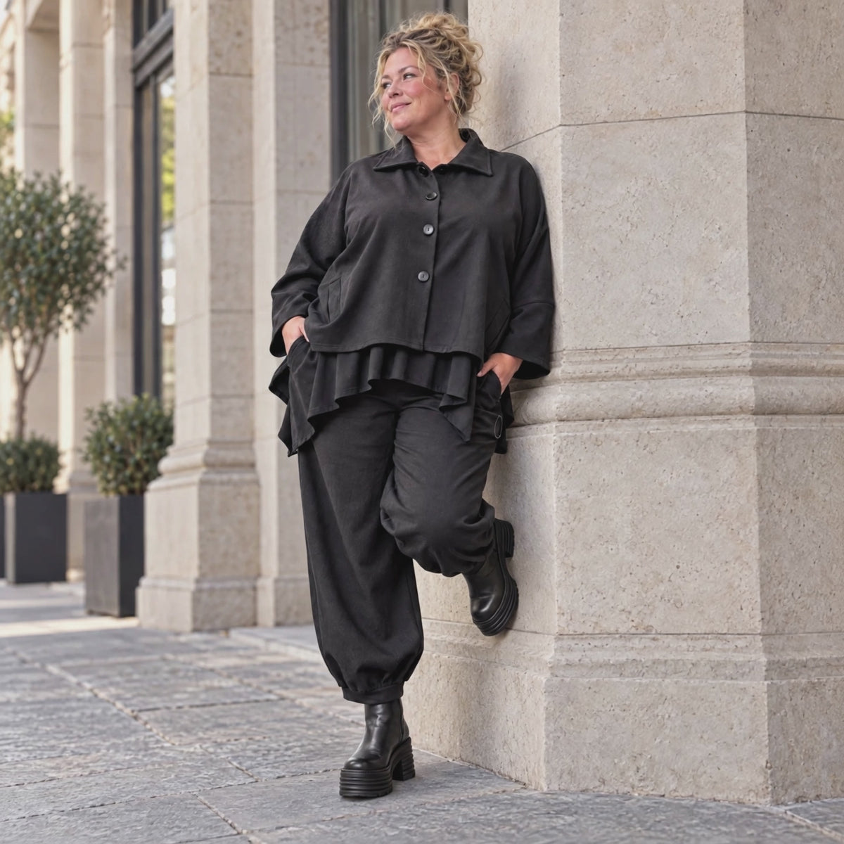 Schwarze Denimballonhose mit Stretch und bequemem Schlupfbund in weiter Passform
