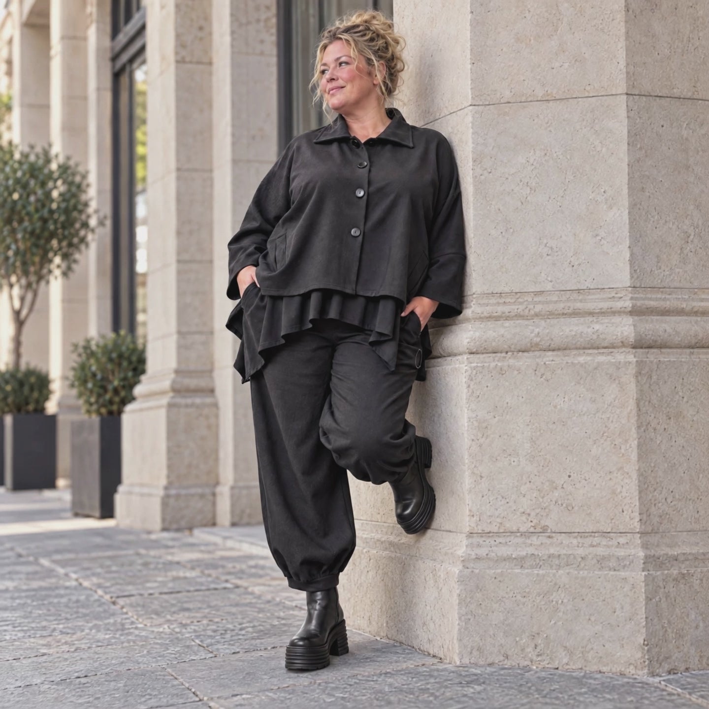 Schwarze Denimballonhose mit Stretch und bequemem Schlupfbund in weiter Passform