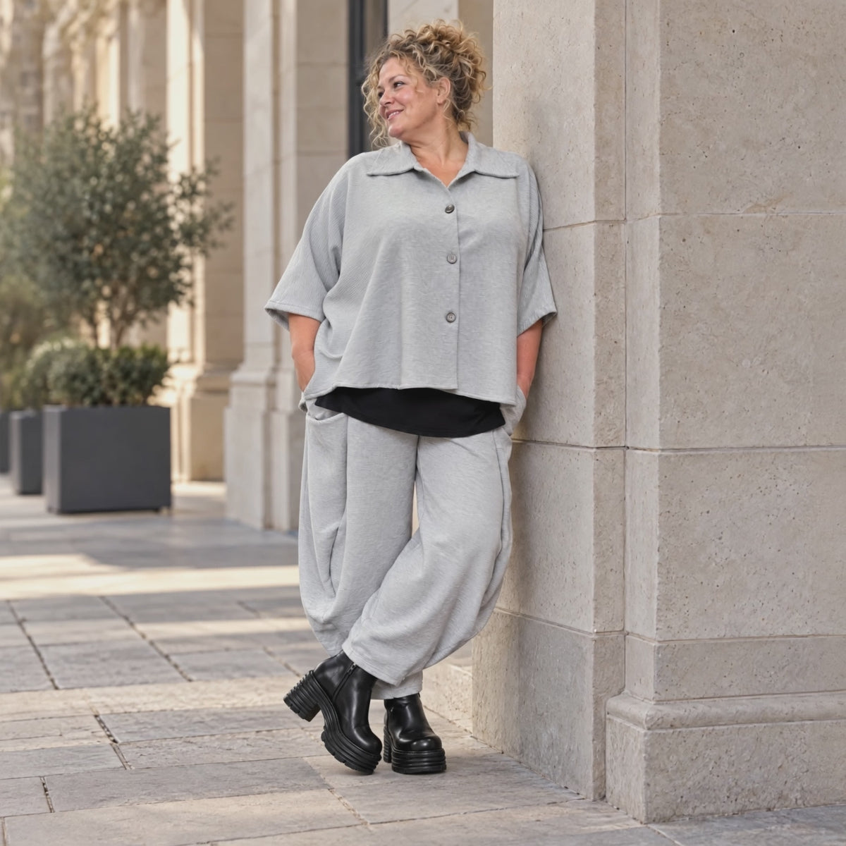 Graue Bluse aus weichem Ribbstoff mit Hemdkragen und gerundetem Saum für kalte Wintertage