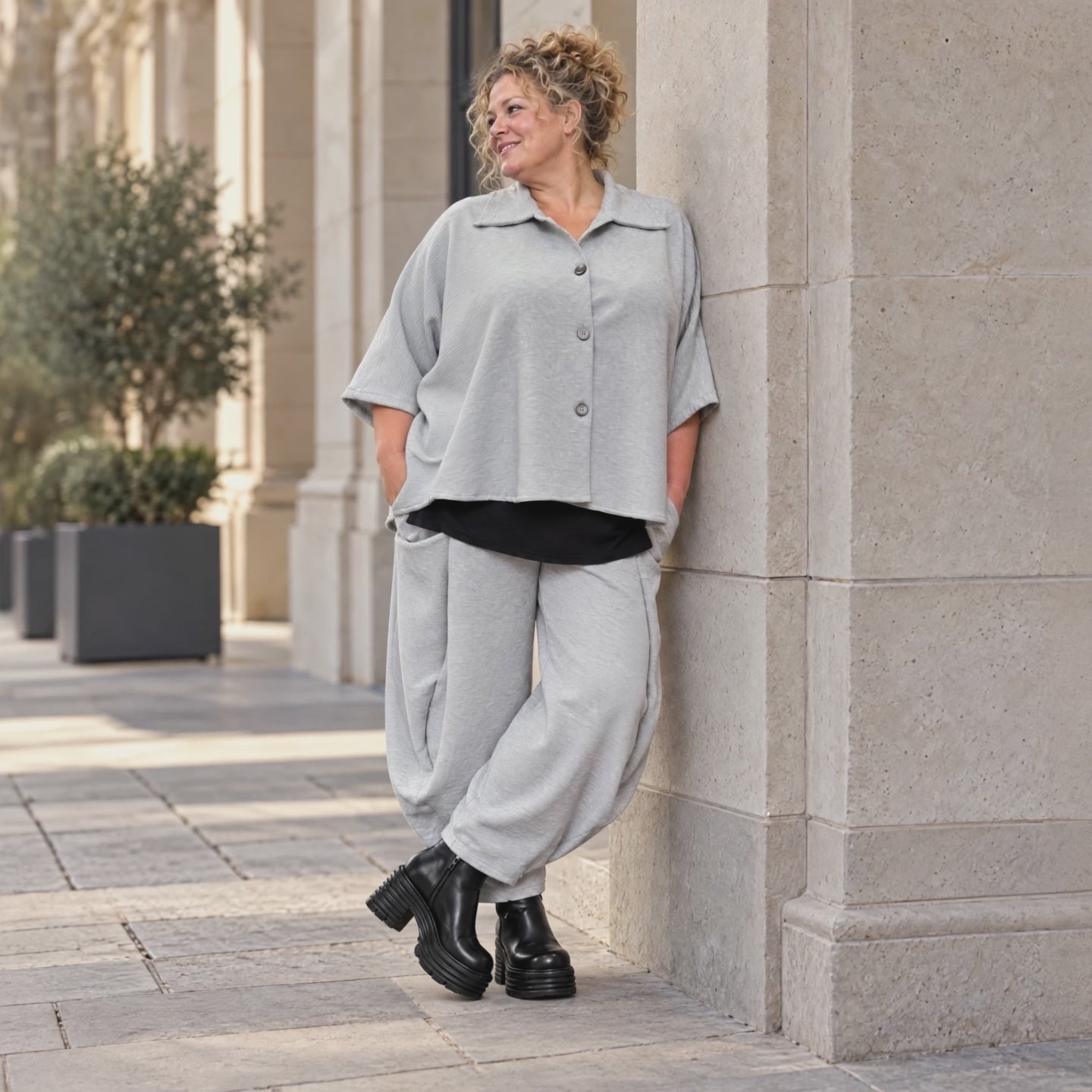 Graue Bluse aus weichem Ribbstoff mit Hemdkragen und gerundetem Saum für kalte Wintertage