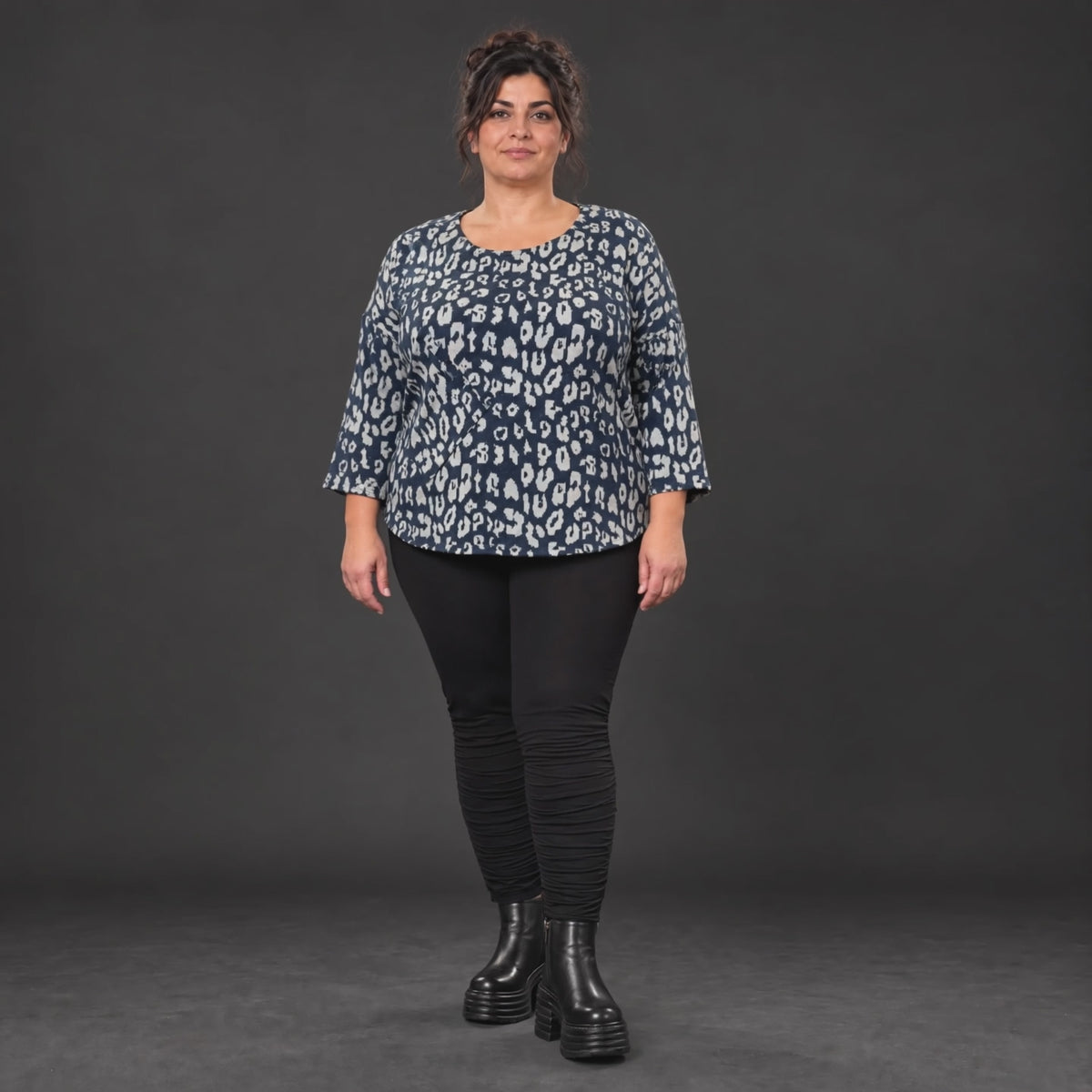 Feinstrickshirt in Marineblau/Grau mit Rundhalsausschnitt und aufgesetzten Taschen