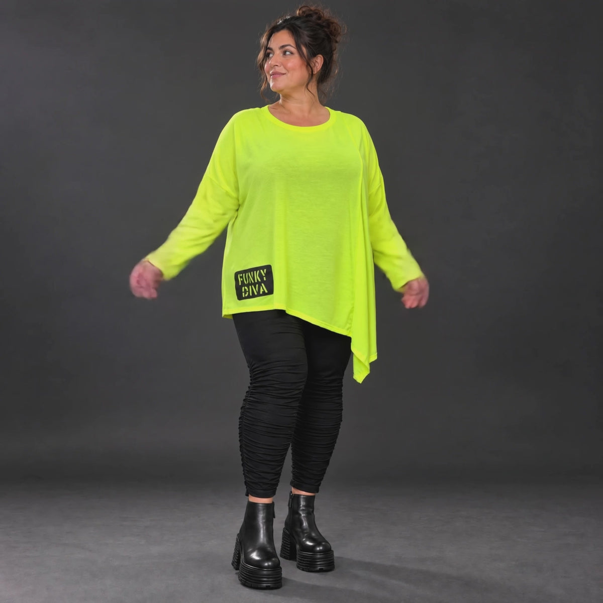 Langarmshirt in Neongelb mit asymmetrischem Zipfelsaum aus weichem Stretchjersey