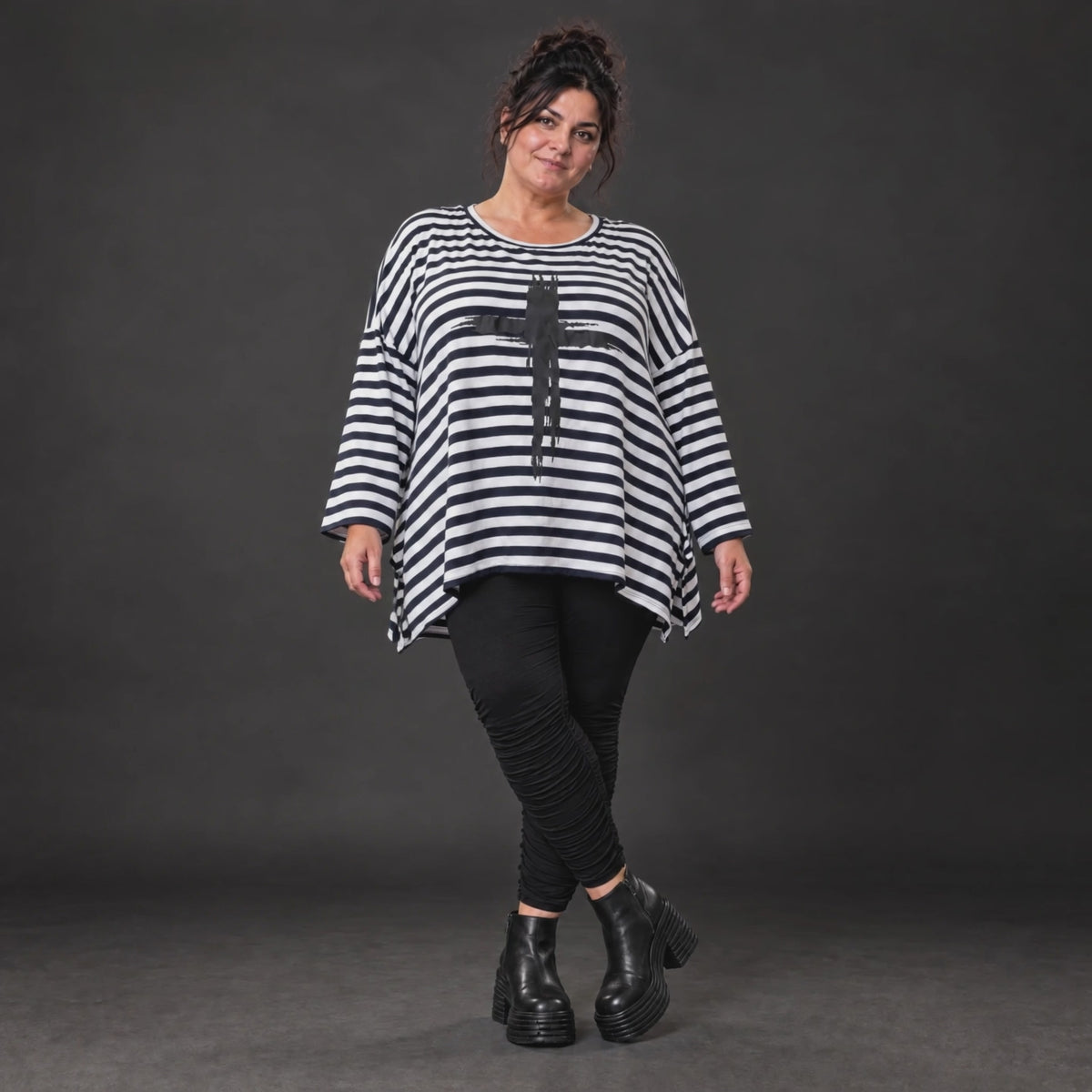 Langarmshirt in Dunkelblau/Weiß aus weichem Stretchjersey in A-Linie mit Seitenschlitzen