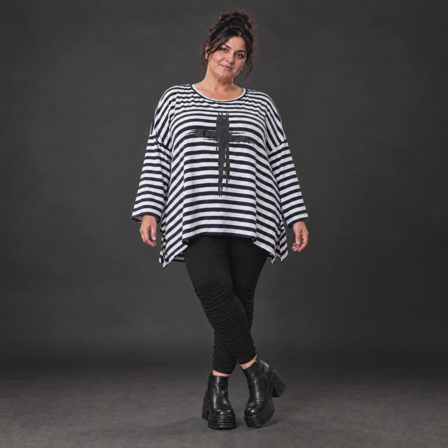 Langarmshirt in Dunkelblau/Weiß aus weichem Stretchjersey in A-Linie mit Seitenschlitzen