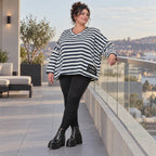 Kastiges Langarmshirt aus weichem Stretchjersey in Creme/Dunkelblau mit V-Ausschnitt