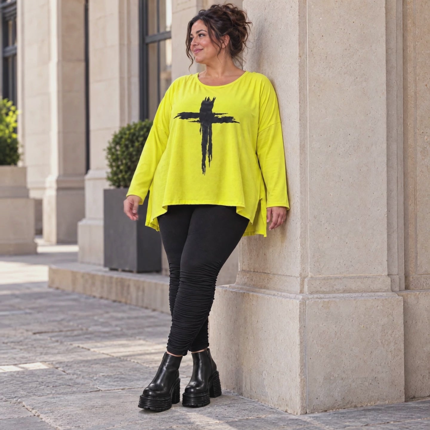 Langarmshirt in strahlendem Gelb aus weichem italienischem Stretchjersey mit A-Linie