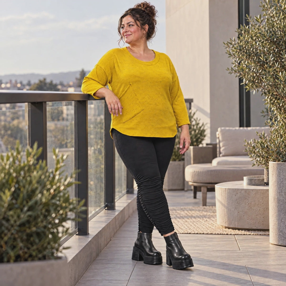 Flauschiges Feinstrickshirt in sonnigem Gelb mit Rundhals und aufgesetzten Taschen
