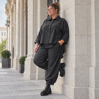 Schwarze Jeansjacke mit Stretch Hemdkragen Knopfleiste Seitentaschen und gerundetem Saum